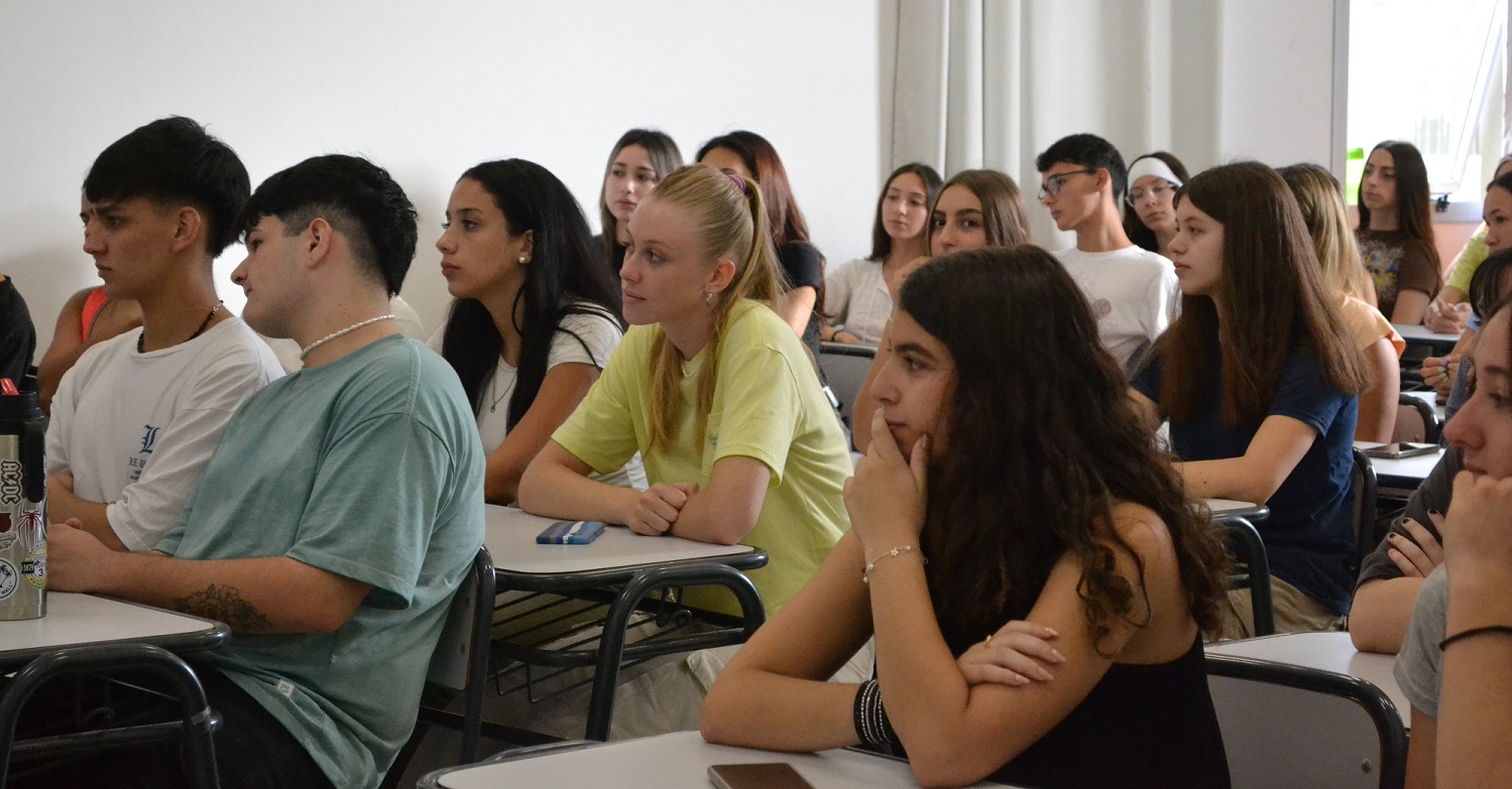 Estudiantes: Horarios 2025 de carreras presenciales