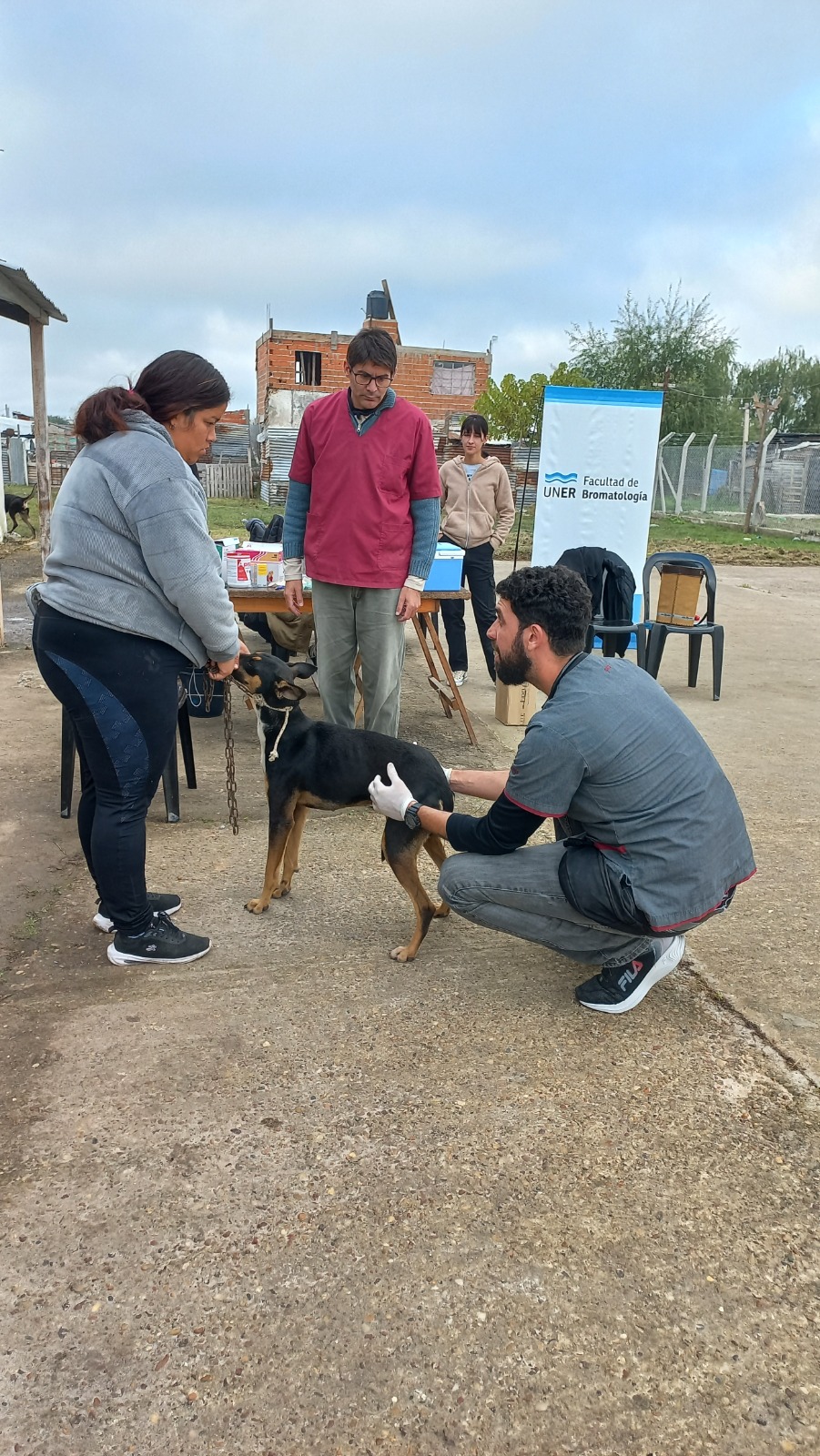 Extensión Universitaria en Territorio: Vacunación antirrábica y desparasitación en el Barrio Los Espinillos